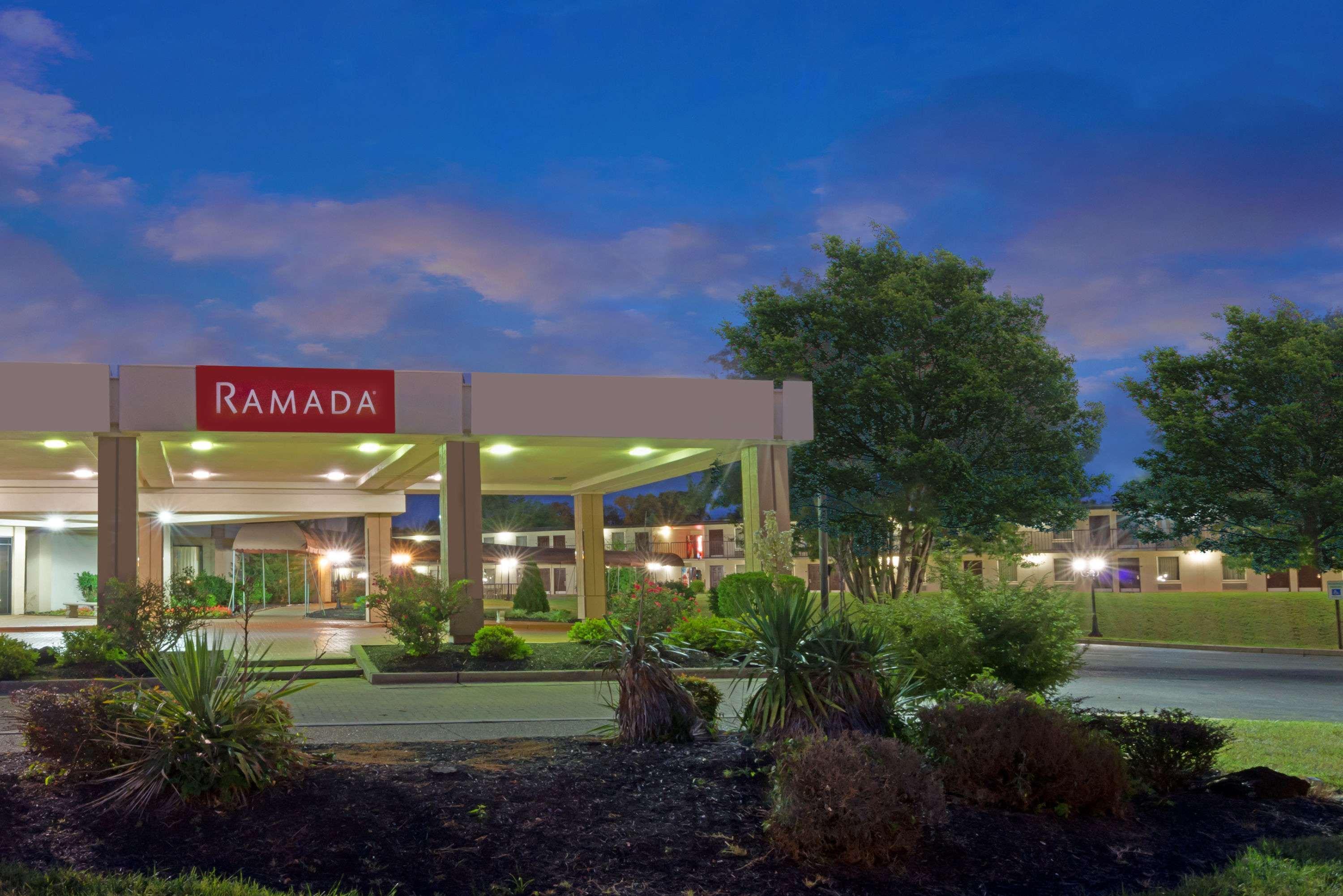 Ramada By Wyndham Louisville North Exterior foto