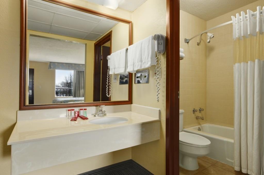 Ramada By Wyndham Louisville North Cameră foto
